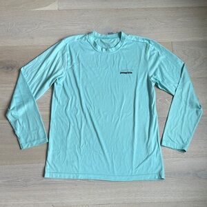 Patagonia men’s Aqua Graphic Technical Fish Tee - Long Sleeve sz medium
